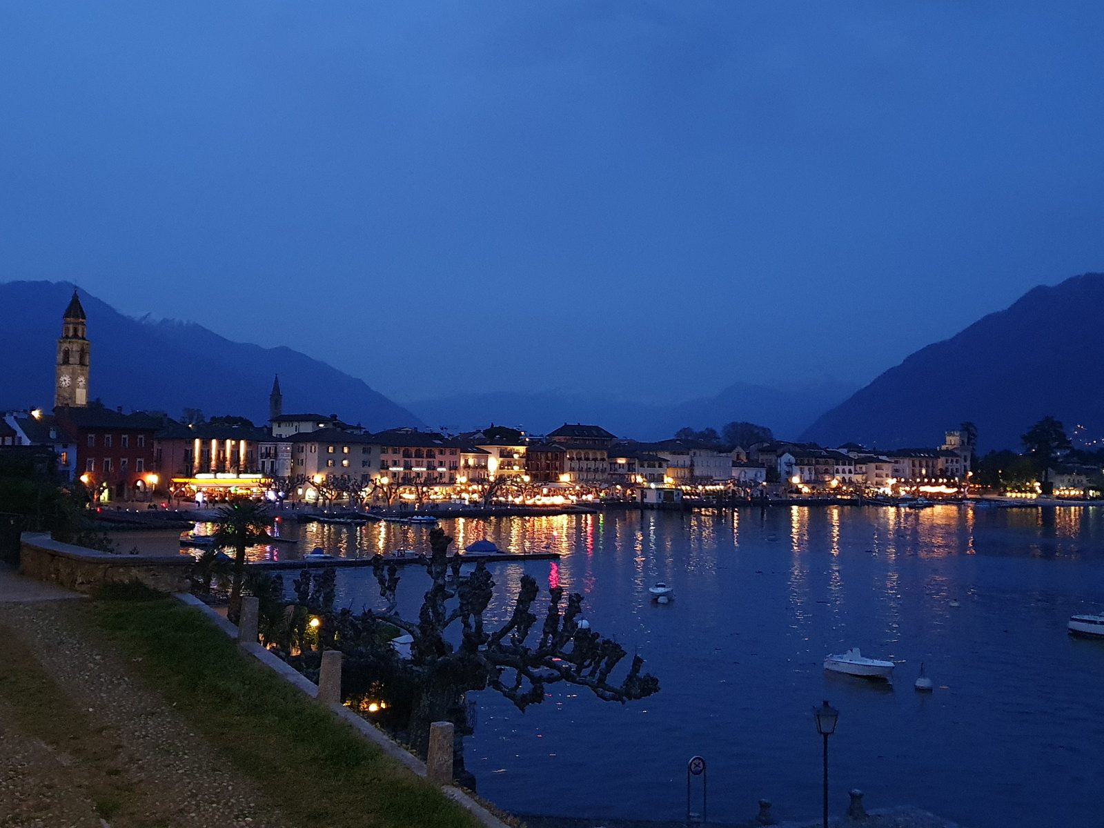 Abendstimmung an der Seepromenade von Ascona