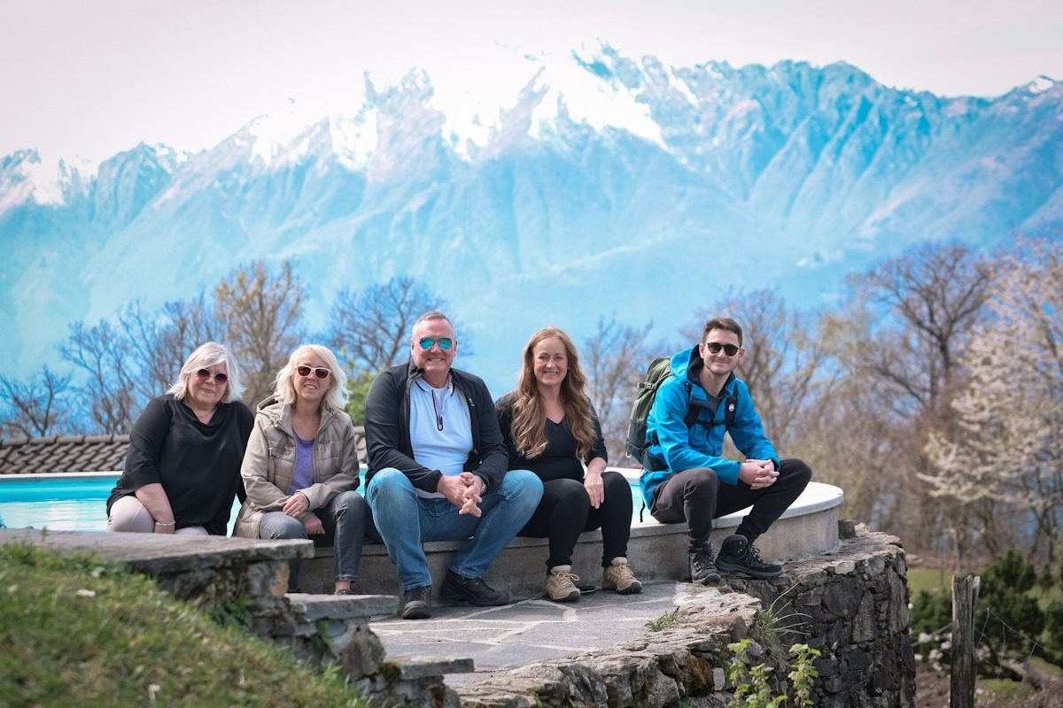 Retreat-Gruppe vor schneebedeckten Bergen im Tessin