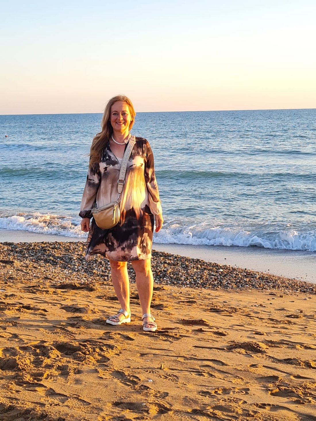 Silvia Schuldis am Meer bei Abendsonne