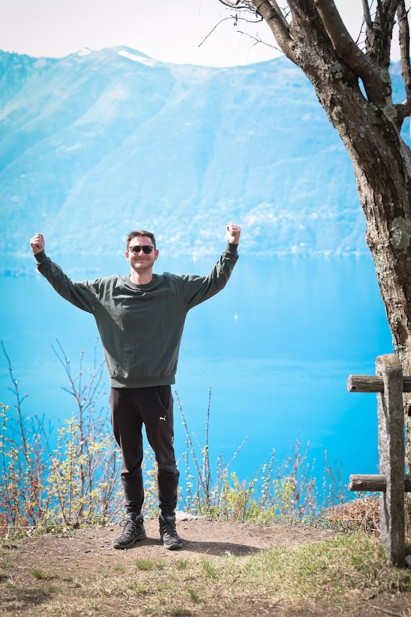 Teilnehmer streckt die Arme über dem See in die Höhe