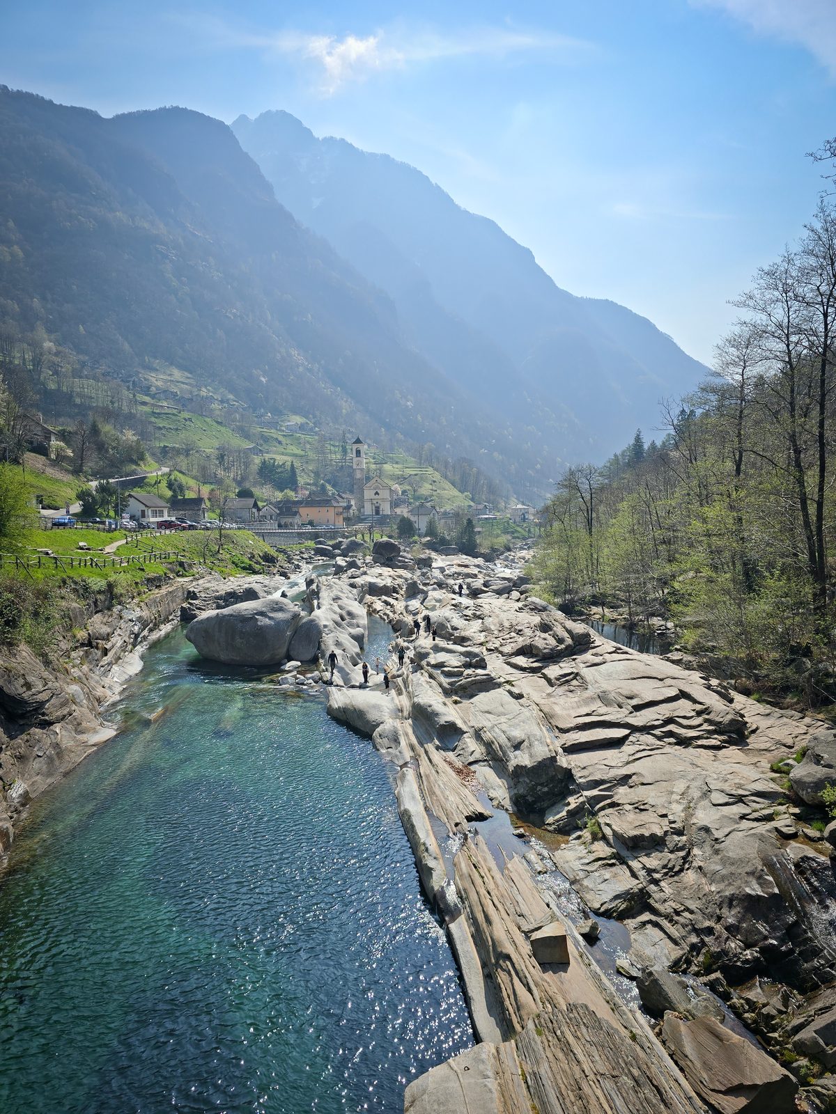 Türkisgrüner Fluss im Verzascatal